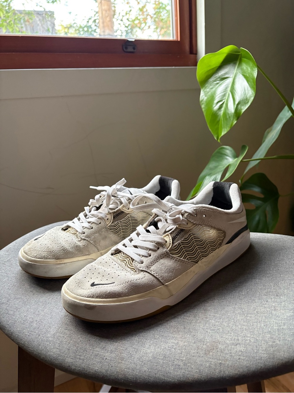 Nike Men's Low-Top Sneakers in Off-White and Black
